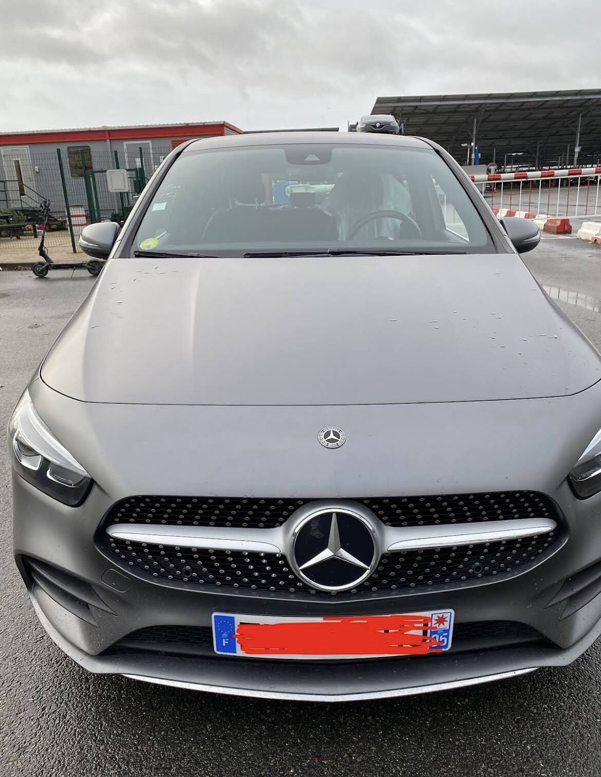 Mercedes-Benz Classe B AMG Line convoyée par OyoMobility